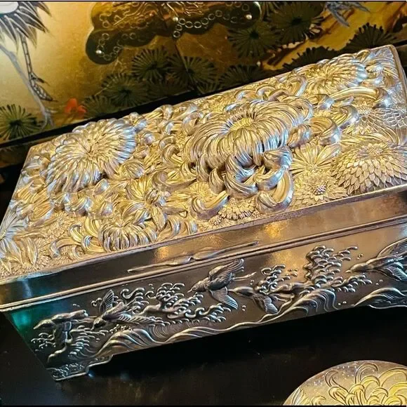 ♥️ Japanese Meiji Silver Chrysanthemum Box High Relief Repoussé Antique